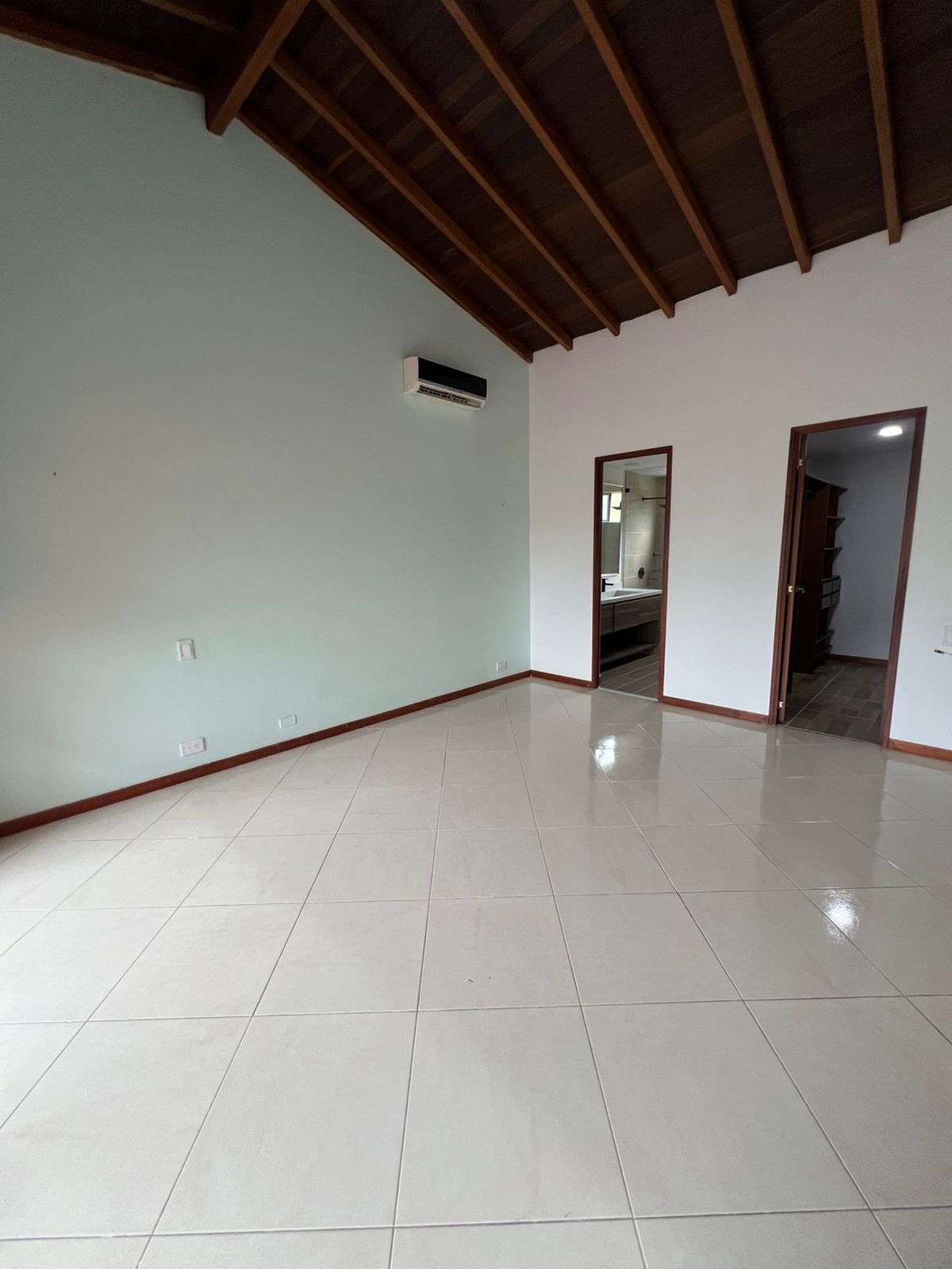 Casa en Arriendo en Envigado Sector Benedictinos.